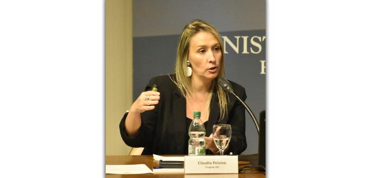 Jefe de Proyectos de Inteligencia Competitiva de Uruguay XXI, Sra. Claudia Peisino en momento de su intervención en el evento “Oportunidades de Comercio e Inversión entre Uruguay y Portugal” Jefe de Proyectos de Inteligencia Competitiva de Uruguay XXI, Sra. Claudia Peisino en momento de su intervención en el evento “Oportunidades de Comercio e Inversión entre Uruguay y Portugal”