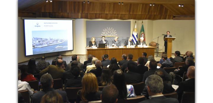 Jefe de Proyectos de Inteligencia Competitiva de Uruguay XXI, Sra. Claudia Peisino en momento de su intervención en el evento “Oportunidades de Comercio e Inversión entre Uruguay y Portugal”