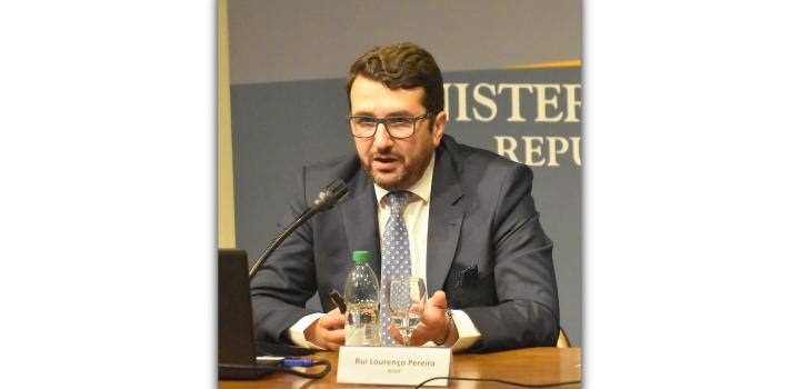 Director de la Agencia para la Inversión y el Comercio Exterior de Portugal en Buenos Aires, Sr. Rui Lourenço Pereira en momento de su intervención en el evento “Oportunidades de Comercio e Inversión entre Uruguay y Portugal” Director de la Agencia para la Inversión y el Comercio Exterior de Portugal en Buenos Aires, Sr. Rui Lourenço Pereira en momento de su intervención en el evento “Oportunidades de Comercio e Inversión entre Uruguay y Portugal”