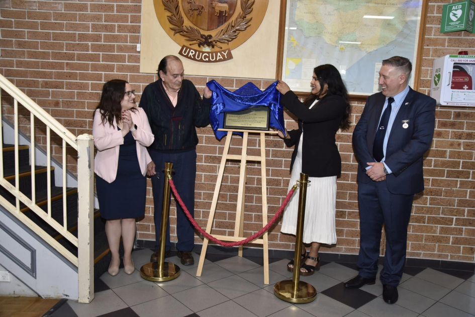 Descubrimiento de placa conmemorativa Descubrimiento de placa conmemorativa, con Cónsul y otras autoridades