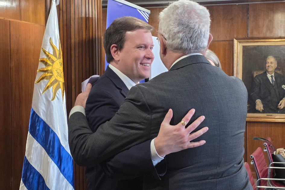 Abrazo Canciller con ministro finlandés