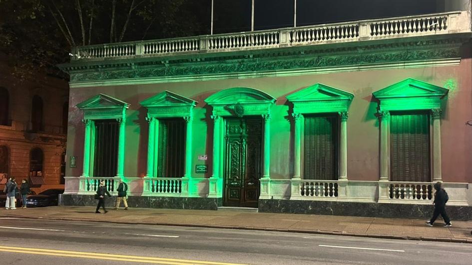 Iluminación en verde de la facha del Palacio Santos (Ministerio de Relaciones Exteriores de Uruguay) foto de la fachada del Ministerio de Relaciones Exteriores iluminada de verde
