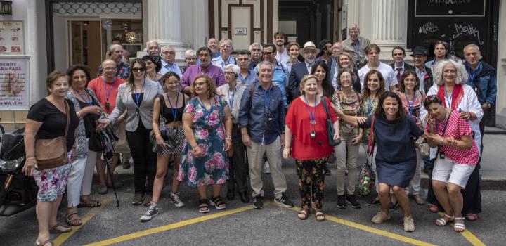 Compatriotas a la salida del Encuentro frente a la puerta de la Embajada de Uruguay en Viena