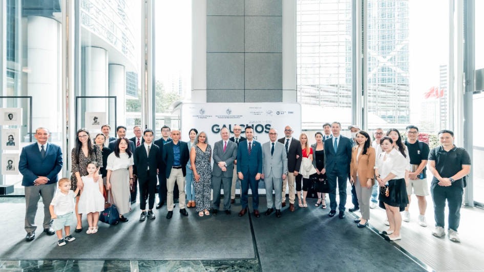 Participantes en la ceremonia de inauguración de la exposición fotográfica Gauchos en Hong Kong