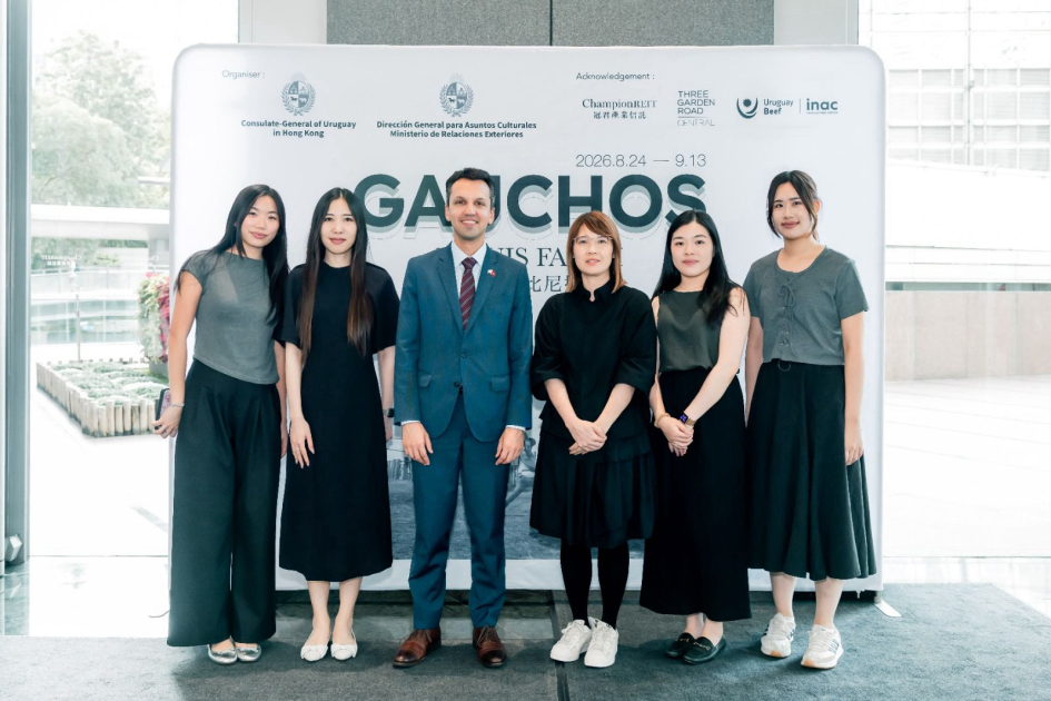 Equipo del Consulado General de Uruguay Hong Kong y Three Garden Road