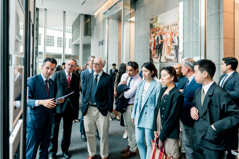 Participantes en la visita guiada a cargo del Cónsul General Federico Lage