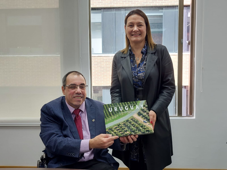 Ministro de Turismo de Uruguay y la Directora del Instituto Distrital de Turismo de Bogotá Ministro de Turismo de Uruguay y la Directora del Instituto Distrital de Turismo de Bogotá