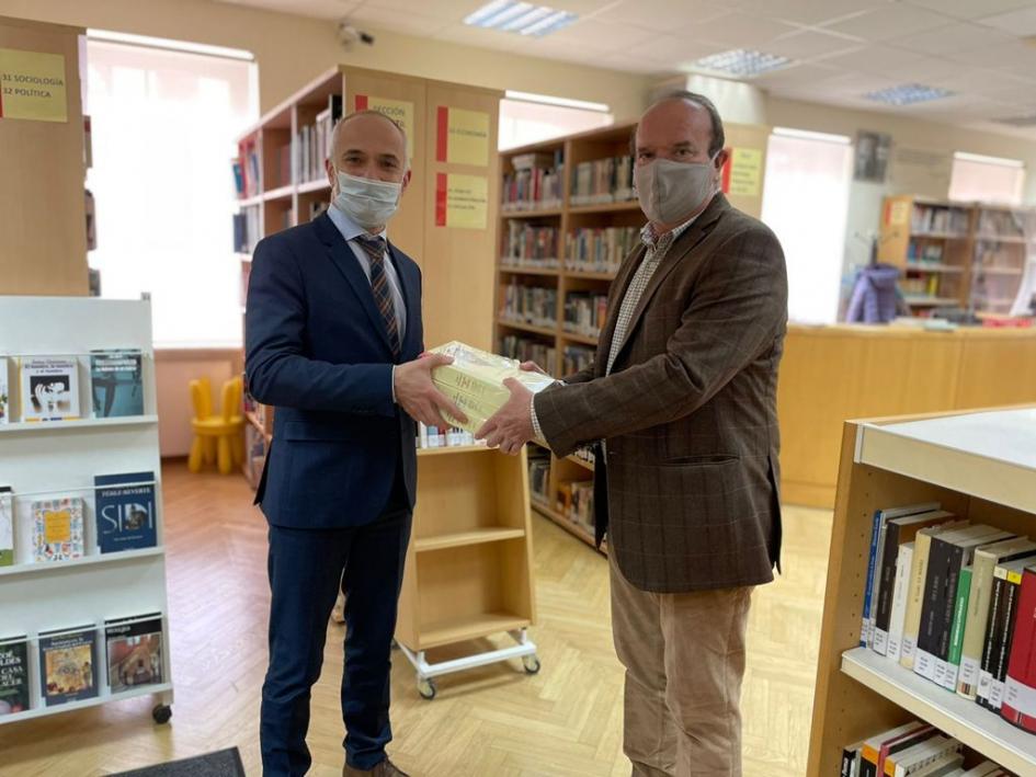 Entrega de libros uruguayos a Instituto Cervantes de Moscú