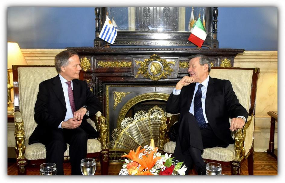 Imagen del Ministro de Asuntos Exteriores y Cooperación Internacional de la República Italiana, Enzo Moavero Milanesi junto al Sr. Ministro Rodolfo Nin Novoa dialogando en la sede de cancillería. 