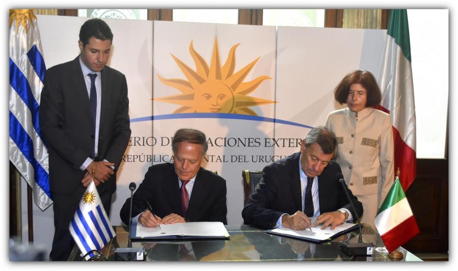 Imagen del Ministro de Asuntos Exteriores y Cooperación Internacional de la República Italiana, Enzo Moavero Milanesi junto al Sr. Ministro Rodolfo Nin Novoa firmando los tratados mencionados.