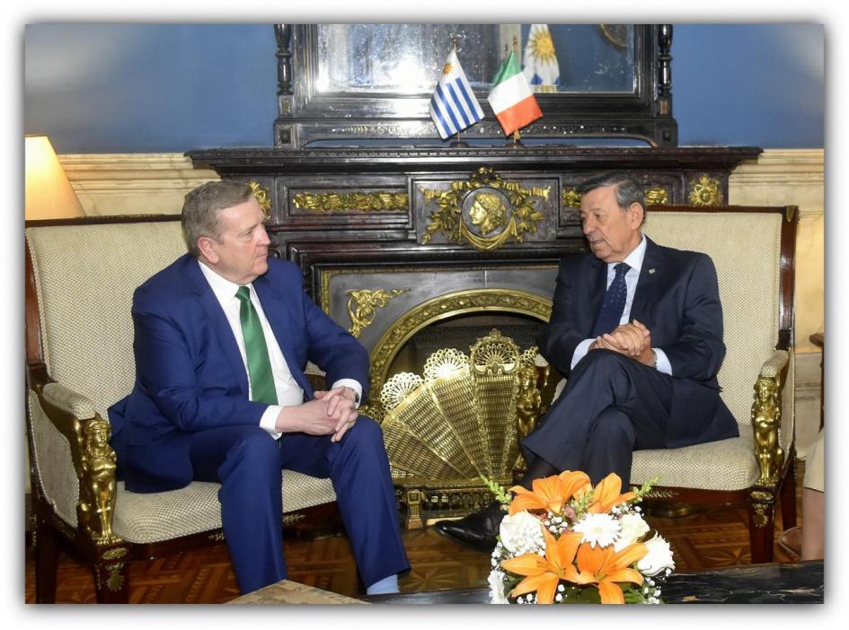 Imagen del Ministro Rodolfo Nin Novoa junto al Ministro de Comercio, Empleo y Negocios de la República de Irlanda, Sr. Pat Breen durante su visita a la Sede de la Cancillería.