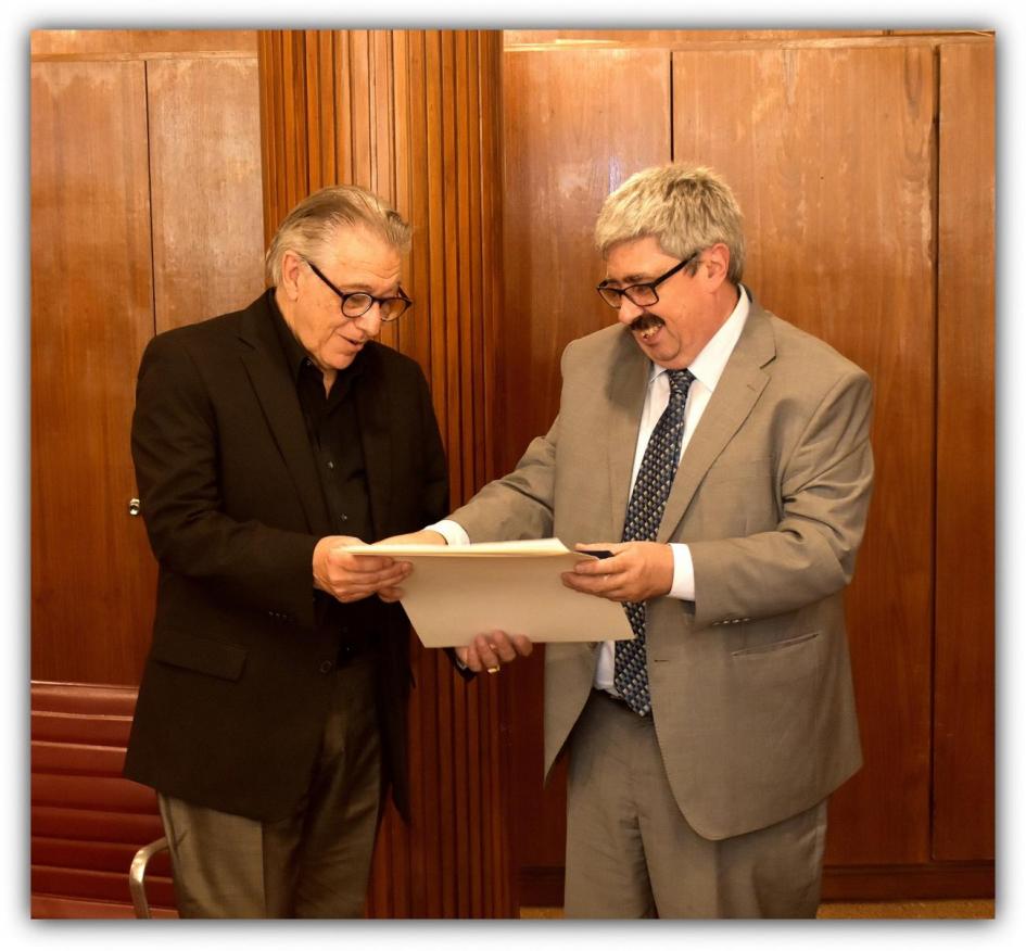 Imagen del Maestro Jaurena recibiendo el título de Embajador de la Cultura junto al Ministro Interino Ariel Bergamino.