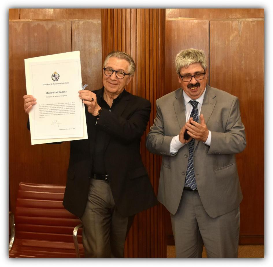 Maestro Jaurena recibiendo el título de Embajador de la Cultura. Imagen del Maestro Jaurena recibiendo el título de Embajador de la Cultura junto al Ministro Interino Ariel Bergamino.