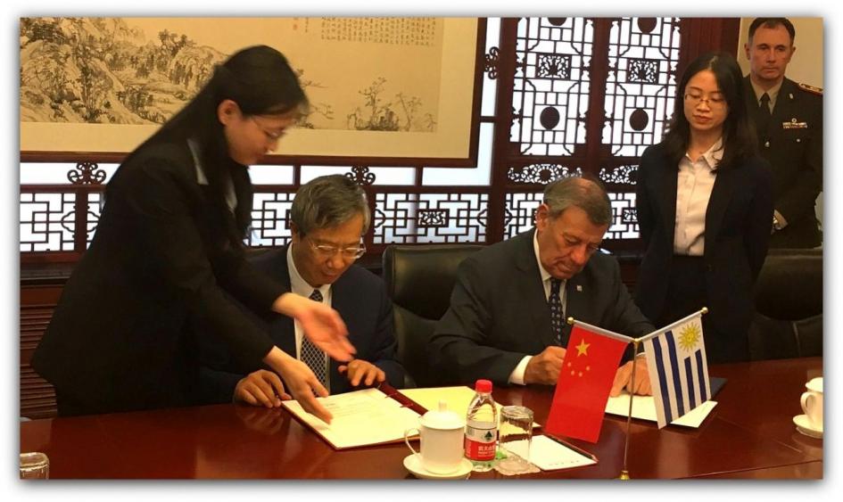 Imagen de la firma del Memorándum de Entendimiento de Cooperación entre el Sr. Ministro Rodolfo Nin Novoa y el Sr. Gobernador del Banco del Pueblo Chino, Yi Gang
