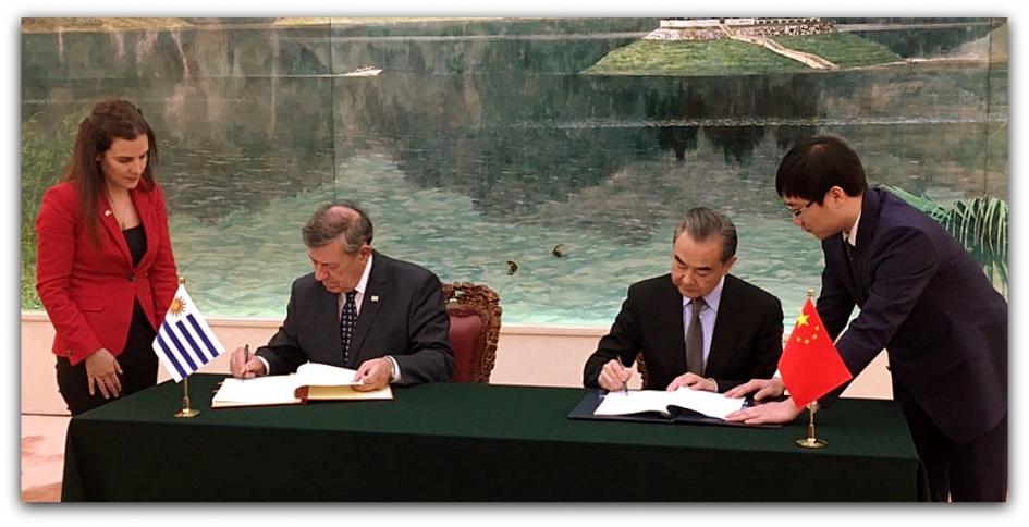 Firma de Tratado de Extradición Sr. Canciller Rodolfo Nin Novoa firmando un Tratado de Extradición junto al Consejero de Estado y Ministro de Relaciones Exteriores de China, Wang Yi
