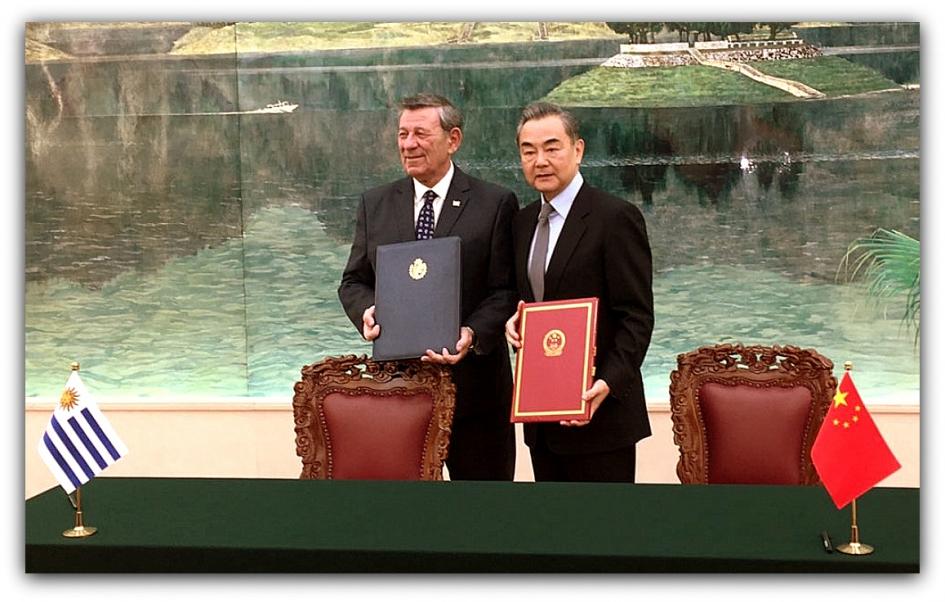 Sr. Canciller Rodolfo Nin Novoa junto al Consejero de Estado y Ministro de Relaciones Exteriores de China, Wang Yi Sr. Canciller Rodolfo Nin Novoa junto al Consejero de Estado y Ministro de Relaciones Exteriores de China, Wang Yi