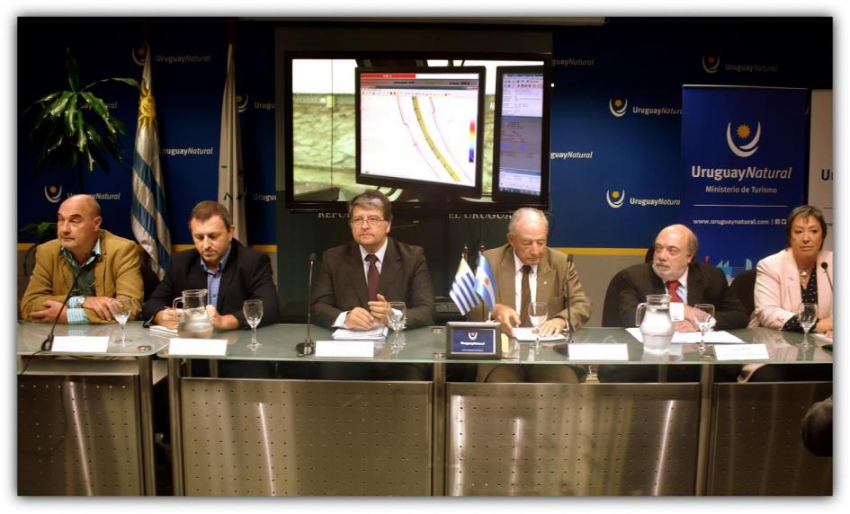 Embajador Dr. Carlos Amorín en conferencia junto a autoridades Argentinas.