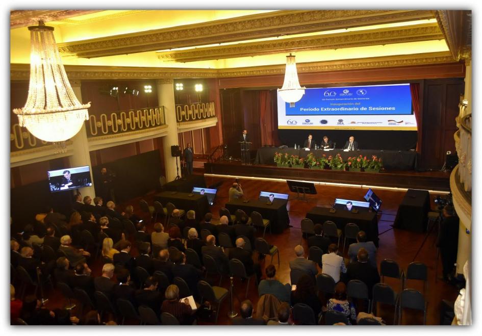 Inauguración del período extraordinario de sesiones. Sala de conferencias durante la inauguración de la corte