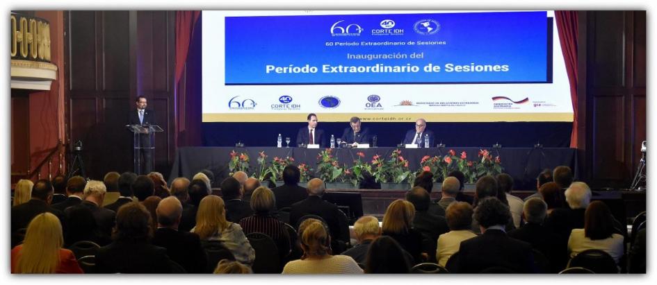 Sala de inauguración del período extraordinario de sesiones. Imagen del Ministro Rodolfo Nin Novoa, junto al Presidente de la Corte Interamericana de Derechos Humanos, Dr. Eduardo Ferrer Mac-Gregor Poisot y el Ministro de la Suprema Corte de Justicia, Dr. Luis Tosi Boeri
