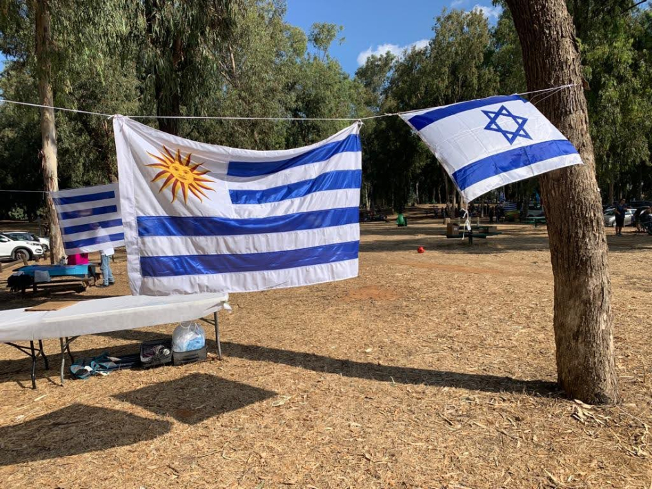 Banderas de Uruguay e Israel