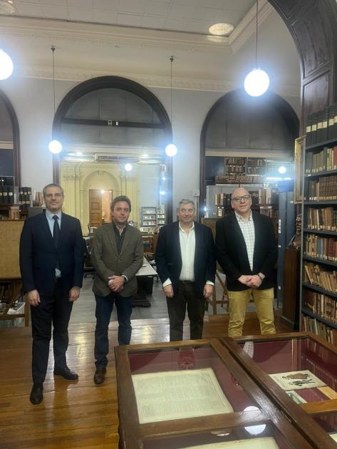 Embajador y Cónsul General junto a autoridades Biblioteca en la sala de mapas e incunables. Embajador y Cónsul General junto a autoridades de la biblioteca en la sala de mapas e incunables.
