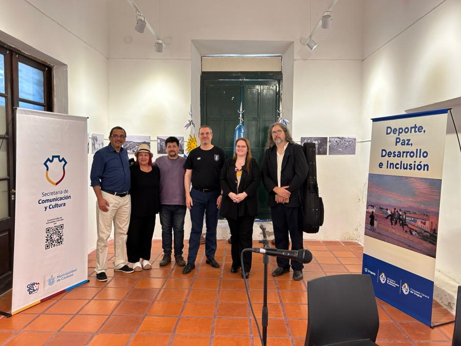 Artistas, cónsul O. Piñeyro, y S. Paleo (Municipalidad) entre los afiches institucionales