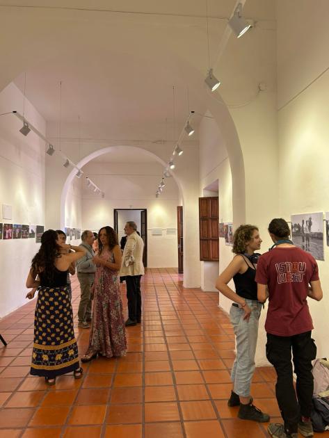 Público apreciando la exhibición