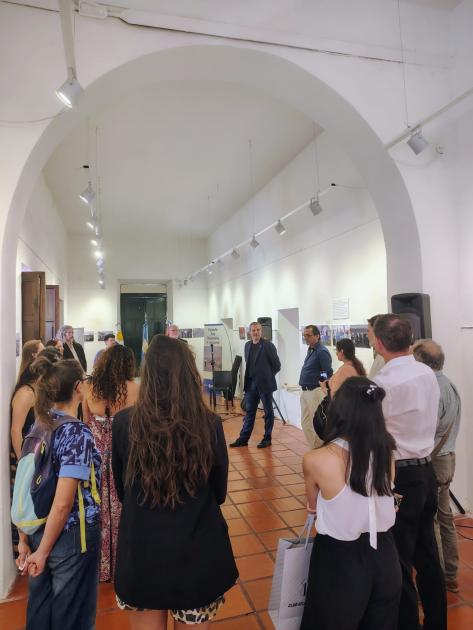 Foto de los asistentes a la reunión previa a la inauguración de la exhibición