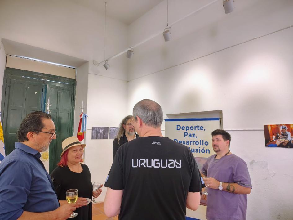 El cónsul conversando con los artistas presentes en la exhibición