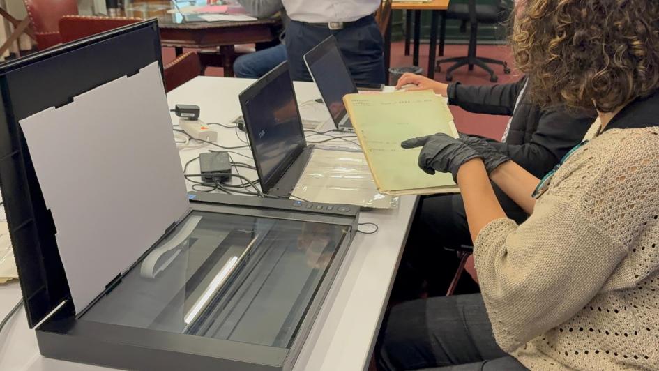 Proceso de Digitalización de documentación sobre el Plan Cóndor Foto del proceso de digitalización en Cancillería de documentos sobre el Plan Cóndor.