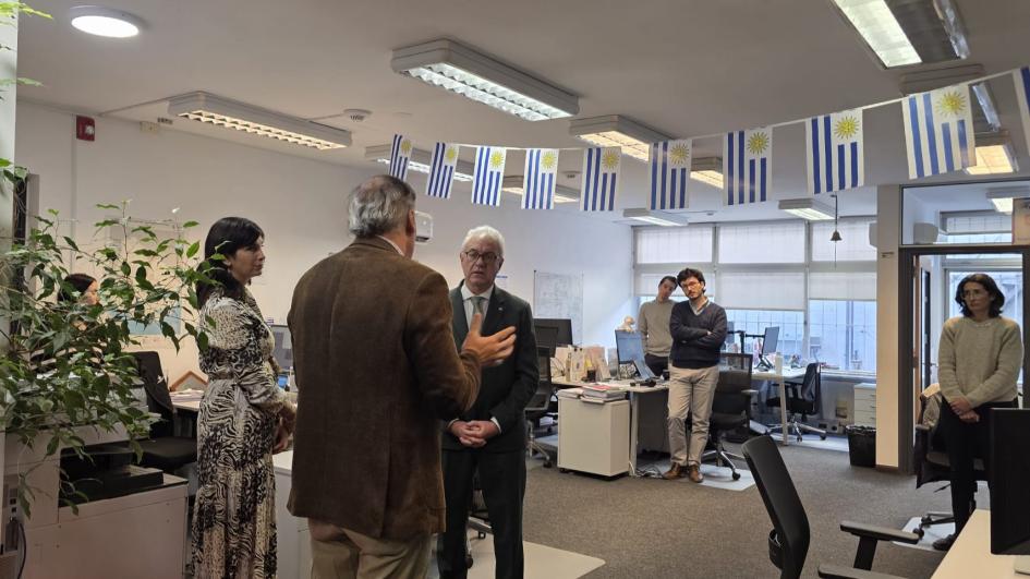 El canciller Lubetkin junto visita la sede de Uruguay XXI El canciller Lubetkin junto visita la sede de Uruguay XXI