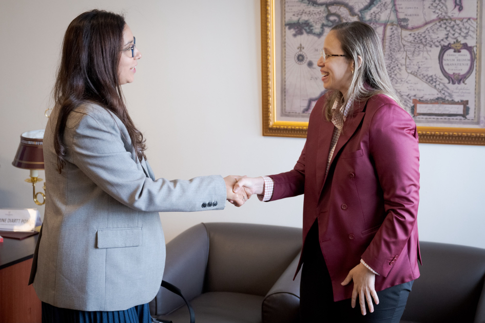 Directora Katherine A. Diartt Pombo y Embajadora Mercedes Corominas Galloso