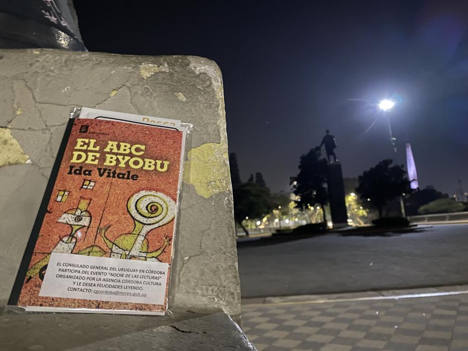 "Suelta" de libro uruguayo en las cercanías del monumento a Artigas (Córdoba) Libro donado por la editorial Caballo Negro dejado cercano al monumento al general Artigas (Córdoba)