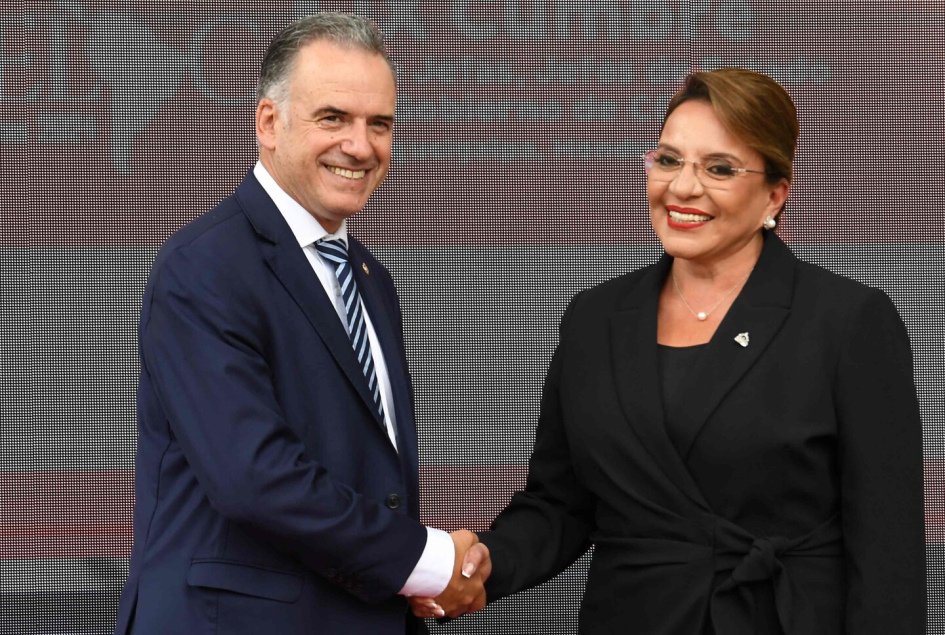 Presidente Yamandú Orsi en la IX CELAC Presidente Yamandú Orsi y Presidenta de Honduras Xiomara Castro