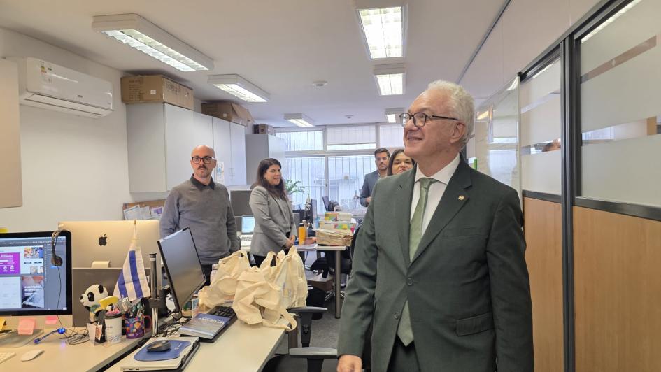 El canciller Lubetkin junto visita la sede de Uruguay XXI El canciller Lubetkin junto visita la sede de Uruguay XXI