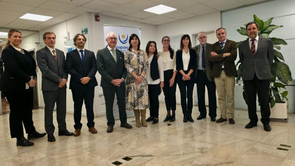 El canciller Lubetkin junto al equipo dirigente de Uruguay XXI Ministro Lubetkin con equipo de Uruguay XXI