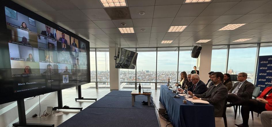 Reunión virtual del ministro con las y los cónsules El ministro y el equipo de Cancillería en la Torre de Antel durante la reunión virtual