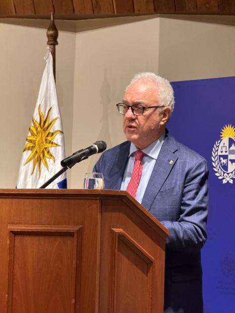 El canciller Lubetkin en la presentación del llamado El canciller Lubetkin hablando en el anfiteatro de la sede del Ministerio de Relaciones Exteriores
