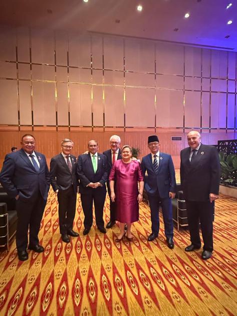 Encuentro del canciller Lubetkin con sus pares de Timor-Leste, Laos, Brunéi, Filipinas y Argelia. Encuentro del canciller Lubetkin con sus pares de Timor-Leste, Laos, Brunéi, Filipinas y Argelia.