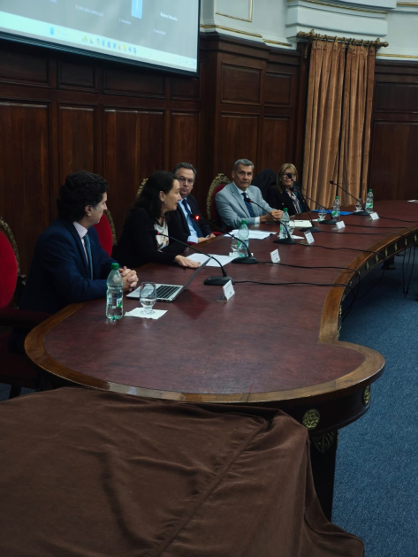 Vicecanciller haciendo uso de la palabra en jornada académica de Derecho Internacional Privado Vicecancller brindando oratoria en jornada académica en la UDELAR