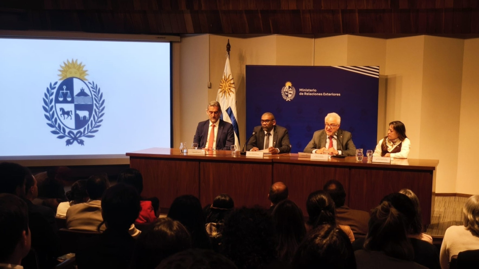 El canciller uruguayo junto a sus pares de Ambiente e Industria en la mesa del lanzamiento de la COP