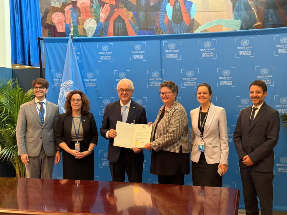 El canciller Lubetkin posando con el instrumento de ratificación de un acuerdo internacional