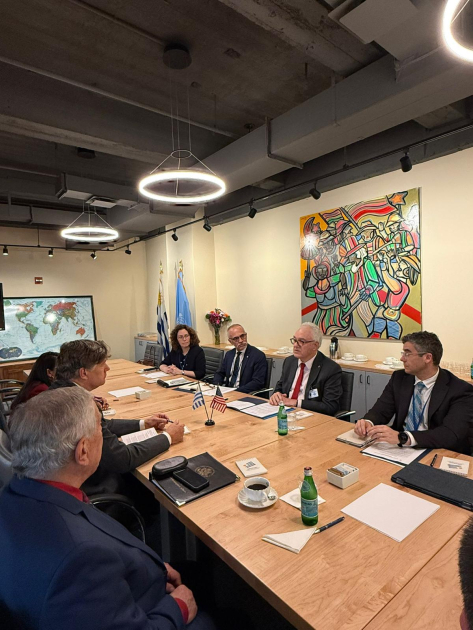 Personas reunidas en una mesa de trabajo
