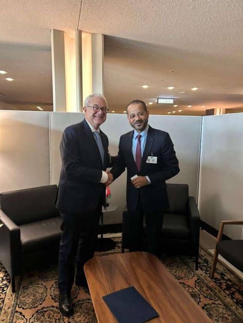 Lubetkin y el ministro de Relaciones Exteriores de Catar, apretando manos