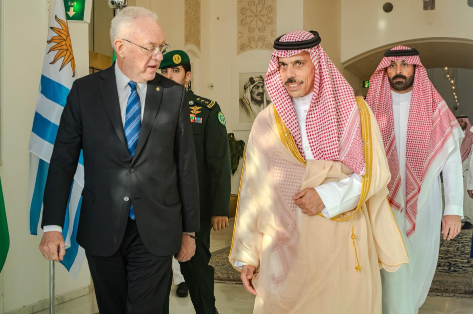 Con el viceministro de Deportes, Bader bin Abdulrahman Alkadi. Foto: Arndt Ohletz. Lubetkin con el viceministro de Deportes, Bader bin Abdulrahman Alkadi