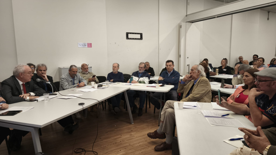 Lubetkin en encuentro mundial de Consejos Consultivos y de asociaciones de residentes en el exterior El canciller Lubetkin sentado junto a uruguayas y uruguayos residentes en el exterior