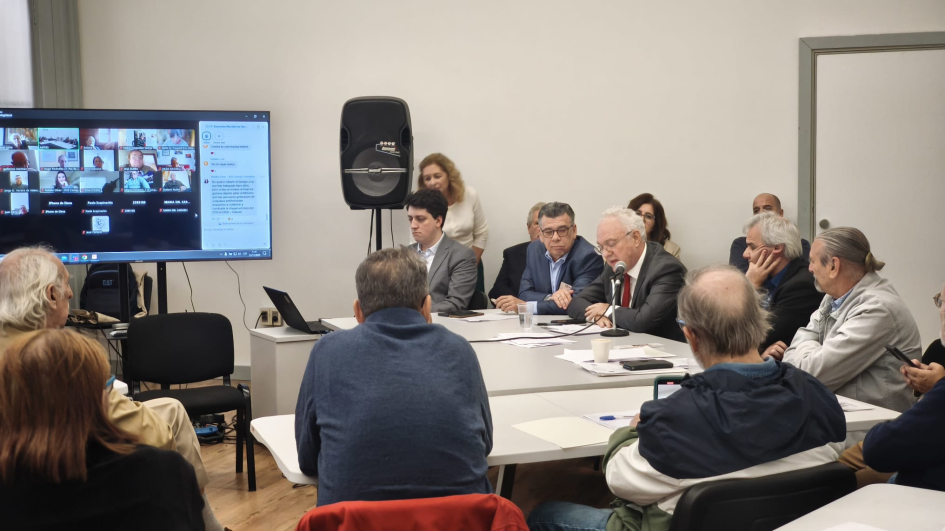 Lubetkin en encuentro mundial de Consejos Consultivos y de asociaciones de residentes en el exterior El canciller Lubetkin sentado junto a uruguayas y uruguayos residentes en el exterior