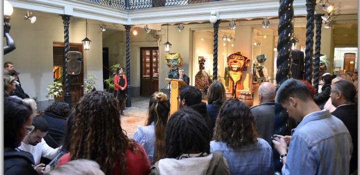 Sr. Director General Adjunto para Asuntos Culturales, Emb. Néstor Rosa en momento de su oratoria en la Inauguración de la muestra "Arte, Creación y Sentimiento”