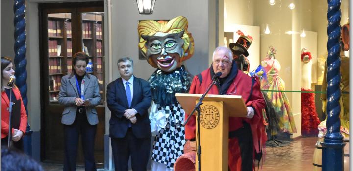 Representante de DAECPU, Sr. Carlos Nípoli en momento de su oratoria en la Inauguración de la muestra "Arte, Creación y Sentimiento”