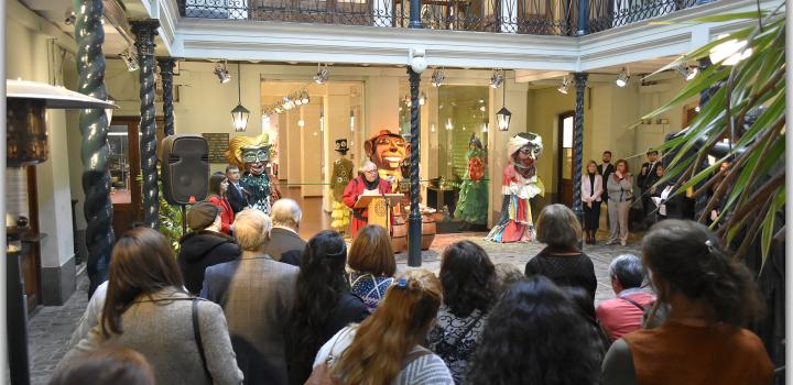 Representante de DAECPU, Sr. Carlos Nípoli en momento de su oratoria en la Inauguración de la muestra "Arte, Creación y Sentimiento”